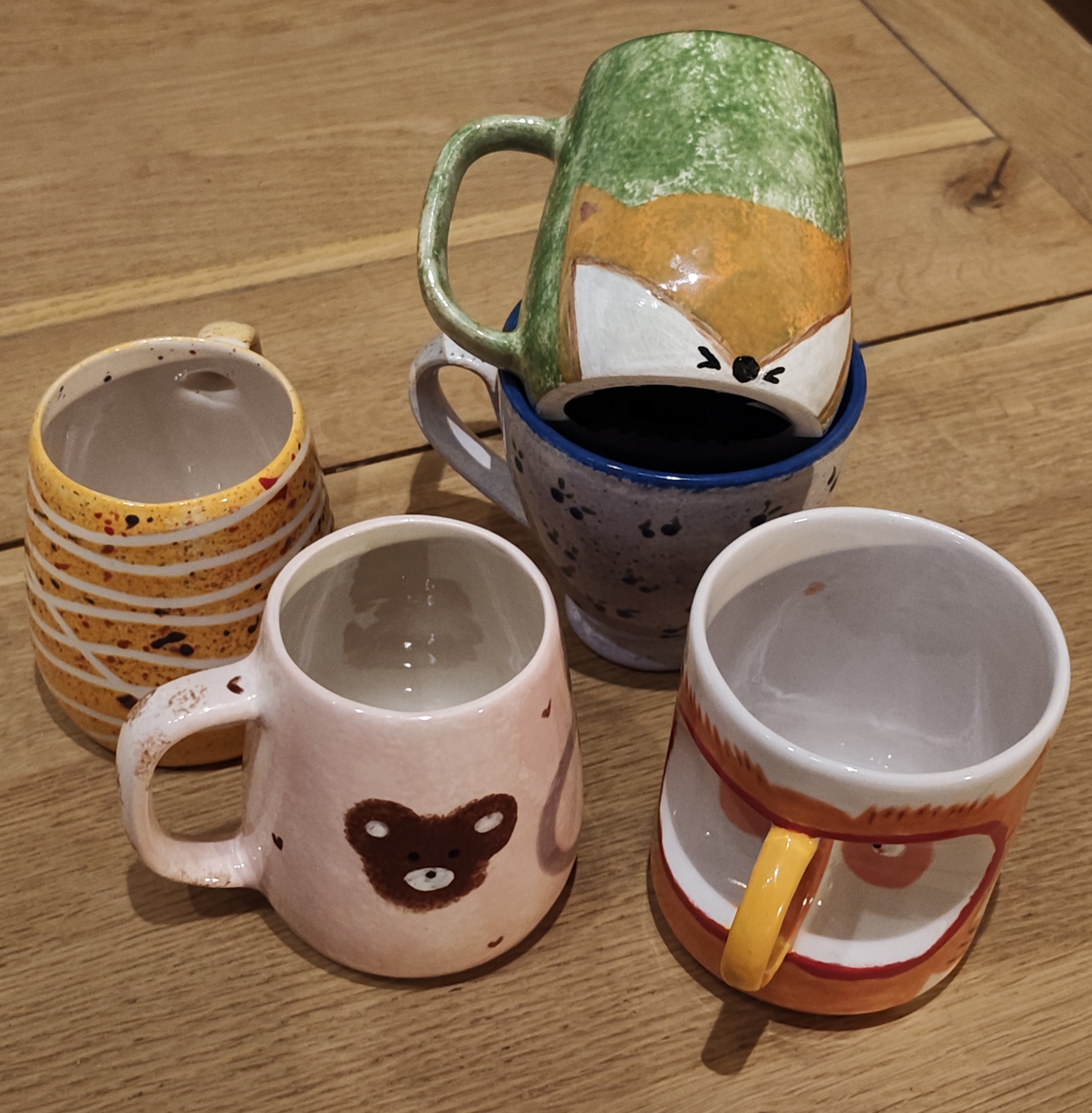 Café de spécialité servi dans des tasses artisanales